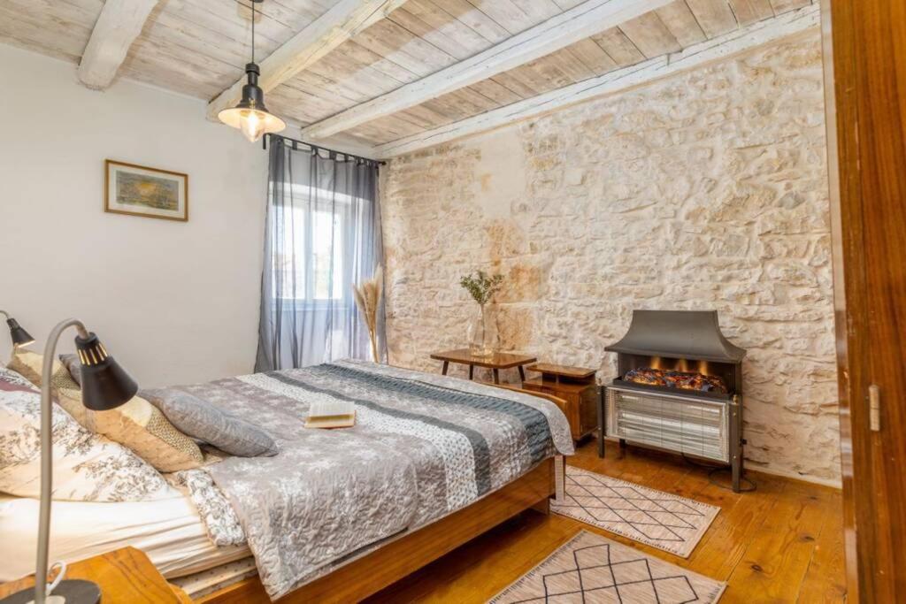 Casa Di Pietra Matelici Villa Divšići Kültér fotó